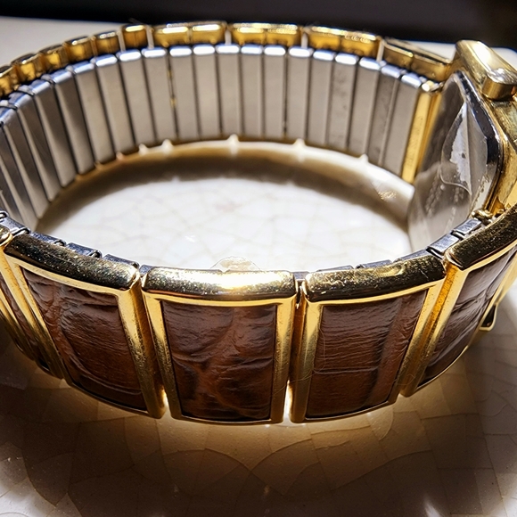 Super unique stretch pebble leather panel and gold 1980s watch, still working - Picture 7 of 7